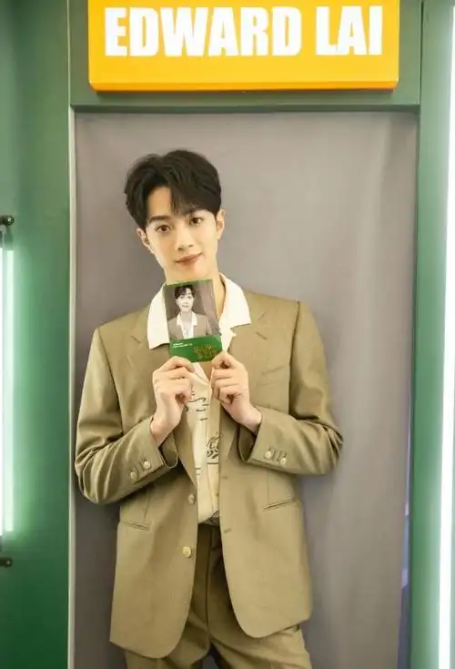 赖冠霖治愈生日写真,刺绣卫衣演绎阳光少年,清爽干净超帅气