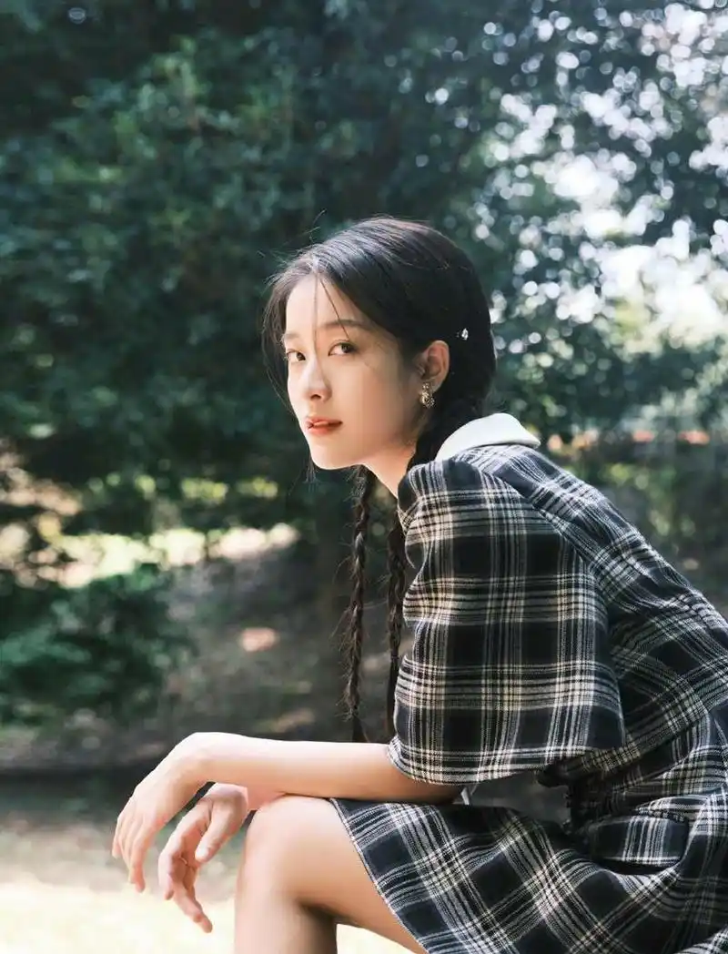 张雪迎初秋麻花辫大片曝光 俏皮清冷似林间精灵(4)