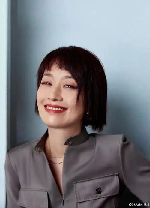 马伊琍选对发型了,短发剪狗啃刘海,穿小黑裙气质很出众-cw资讯网