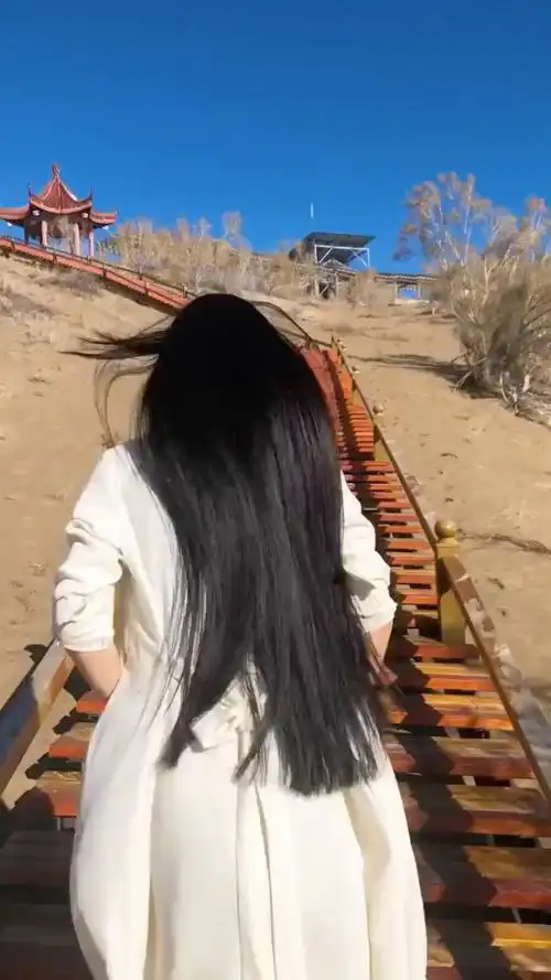 一道长长的背影,一袭及腰的长发,在阡陌的尽头,我悄悄的向你靠近78