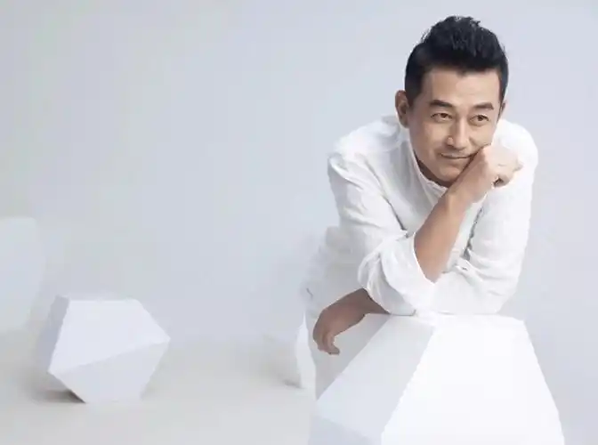 但此时的王志飞,早已和女子李健结婚了5年,二人属于一见钟情,热恋期间