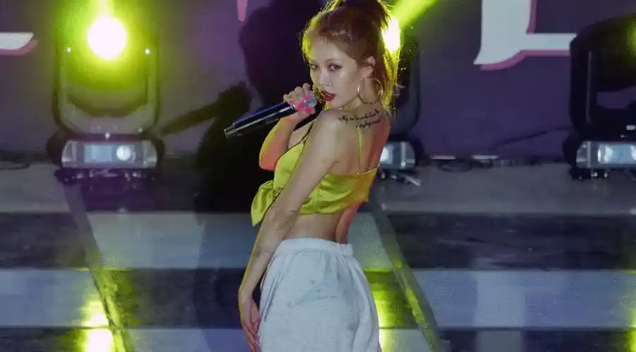 泫雅在舞台表演时上衣蝴蝶结突然散开差点走光, 这身材真不是盖的