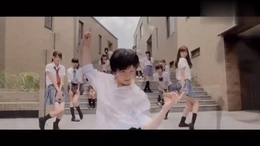 大庭广众下就掀女生裙子这也太嚣张了最后报应来了