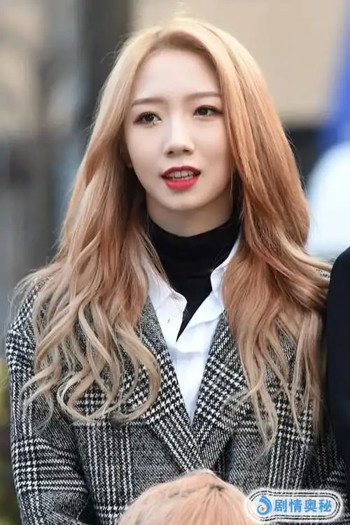 有种证件照叫孟美岐擦掉口红眼影之后网友我心动了