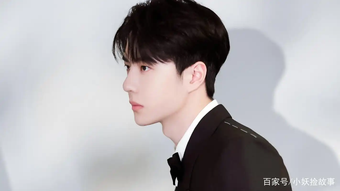 王一博出席中国顶尖舞者之夜,一身黑色西装亮相,帅气十足