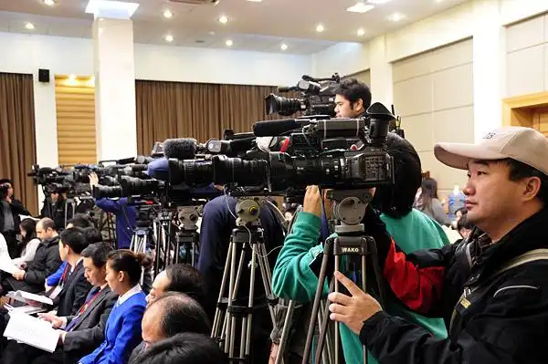 采访发布会的电视记者