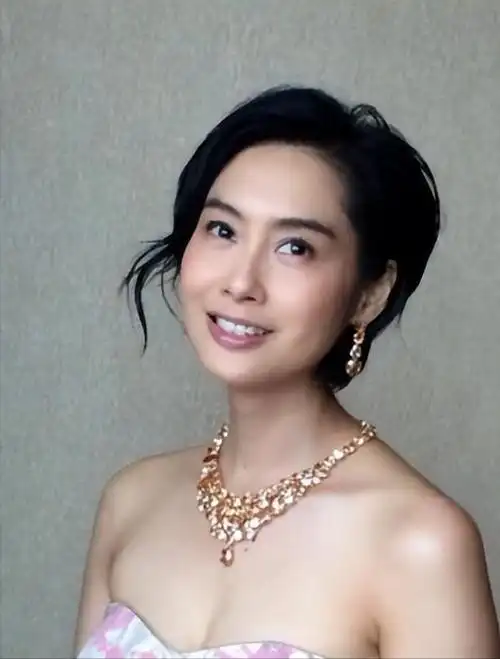 回顾52岁朱茵现状住深山残屋开97年破车久违露面大变样