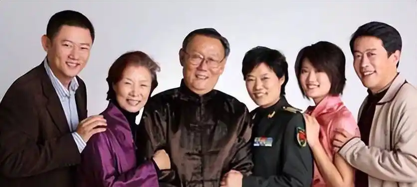 吕中:23岁嫁人,与丈夫恩爱53年难舍难分,一双儿女是她的骄傲