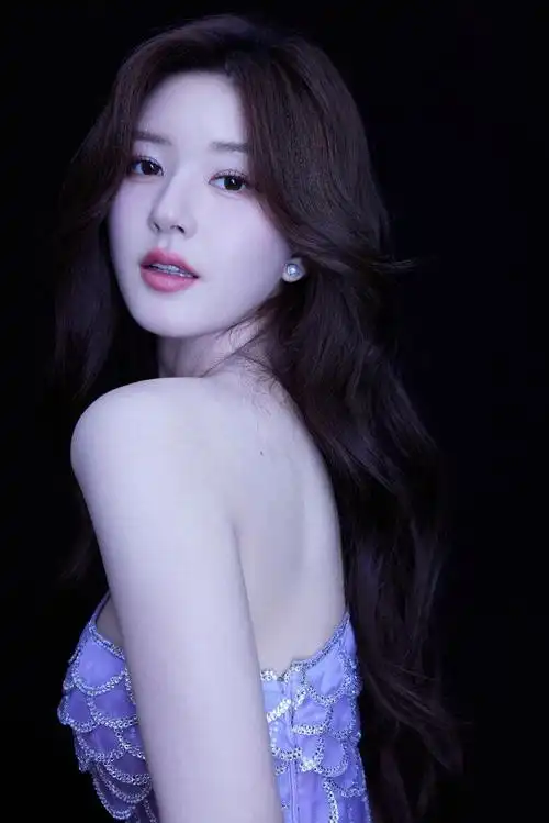 好仙赵露思穿紫色人鱼裙肤白貌美