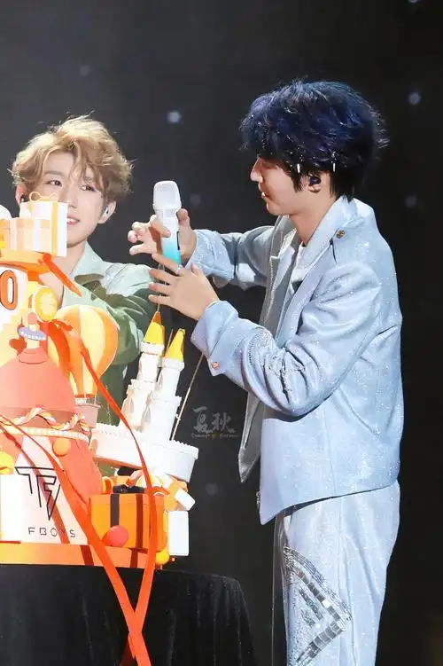 凯源超话#十周年蛋糕塌了##十年夏秋,风雨同舟#你是答案,你是唯一97