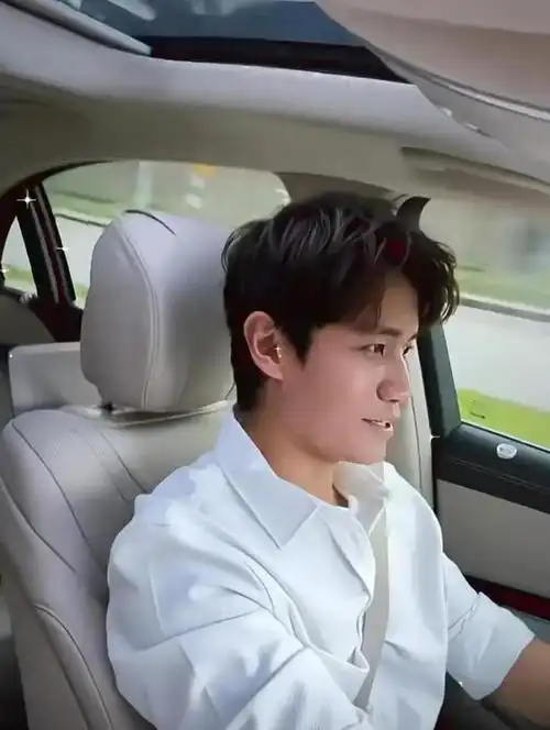 当她转头和老公艾伦说话,会发现小两口侧脸已经有夫妻相了,眼神和鼻子