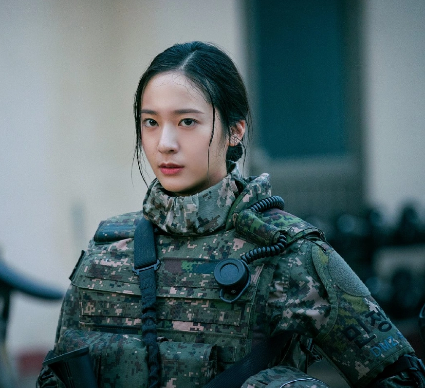与sm合约到期后的郑秀晶新剧造型公开身穿军装演绎女军官