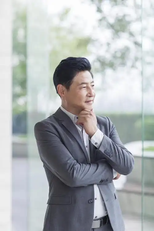 东方人,成年人,中年人,老年人,一个人,商务人士,商务男性,办公室,微笑