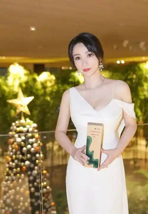 43岁的柳岩也放开了穿抹胸裙遮不住傲人曲线网友真撩人