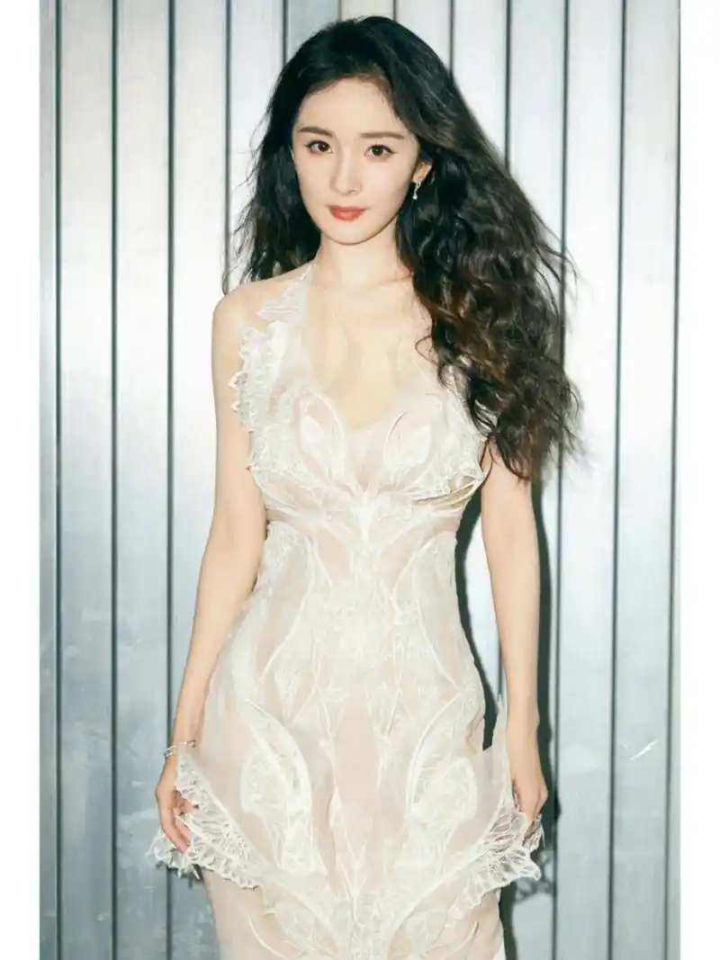 杨幂今日参加时尚芭莎设计大赏,白色蕾丝纱裙好美好仙,即使加了一层