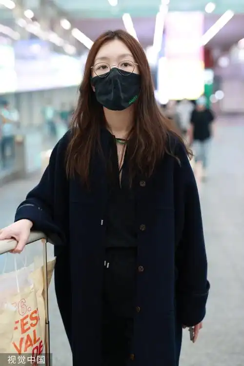 【周冬雨结束戛纳行程回国啦,很舒服随性的一套look……】周冬雨结束