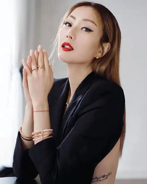 郑秀文真空西装酷美写真图片45