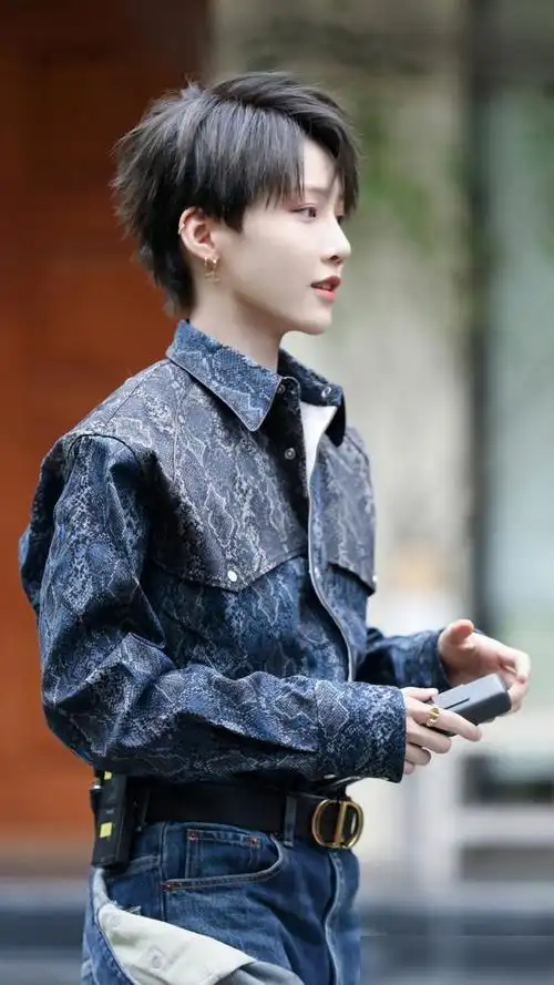 歌手刘雨昕,酷女孩的时尚大片,请看帅照吧