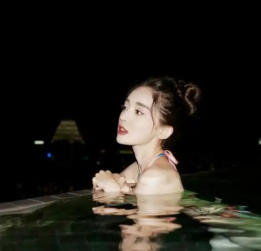 古力娜扎最新泳装照忍不住的心动