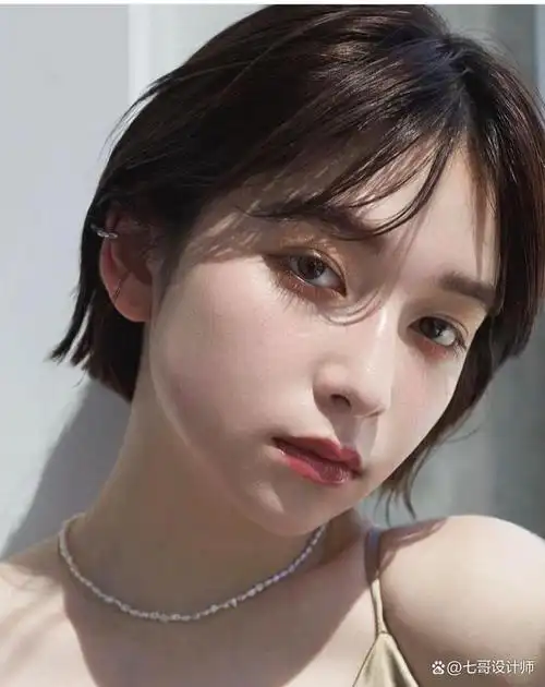 首先,日系短发通常会有一个比较明显的层次感,这个层次感是通过不同的