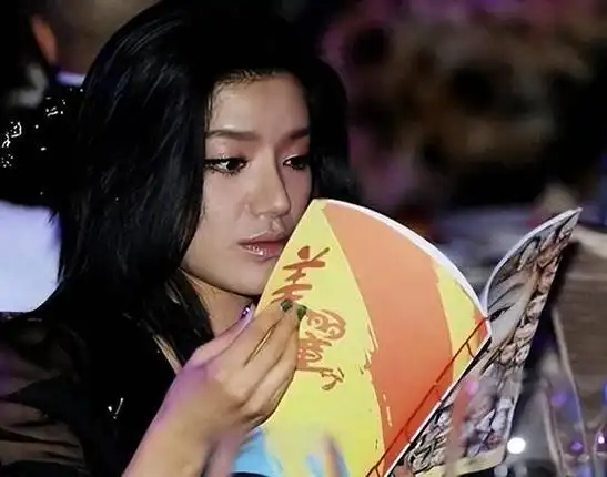 她整容后,第一次出现在镜头前的脸就像一个肿胀的西瓜.