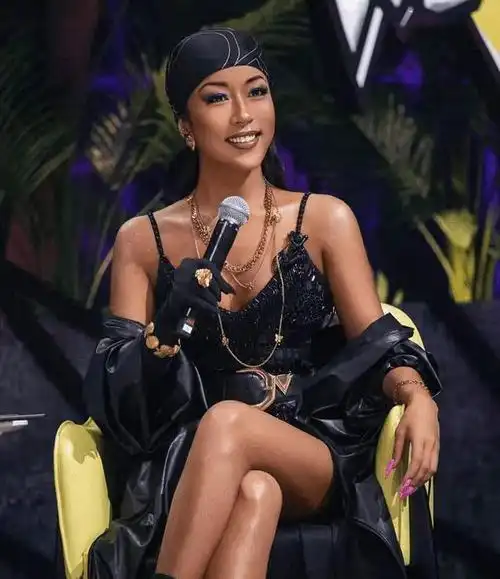 吉克隽逸综艺旧照曝光,一身黑色look亮相,像极了女海盗