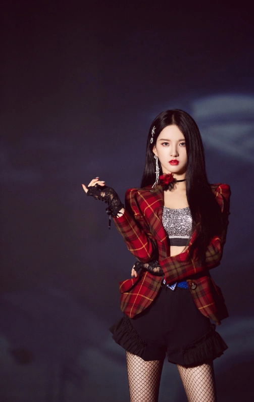 刘些宁穿衣太有个性巴掌宽内搭配渔网袜大胆火辣超惹眼