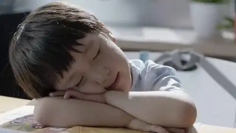 小舍得·精彩看点  :夏超超在课堂上打瞌睡