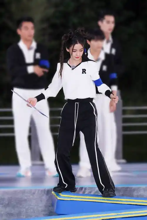 杨颖工作室在社交平台分享了一组杨颖的清爽少女感美照,照片中杨颖穿