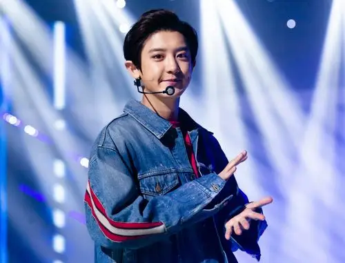 同时现场照还向我们揭露了区别于克里斯马舞台的exo的日常,对钟大t恤