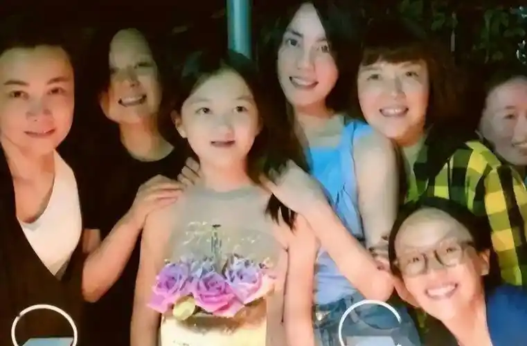 王菲舞台热舞,跟女儿李嫣热情拥抱,母女情深!_谢霆锋_李亚鹏_张柏芝