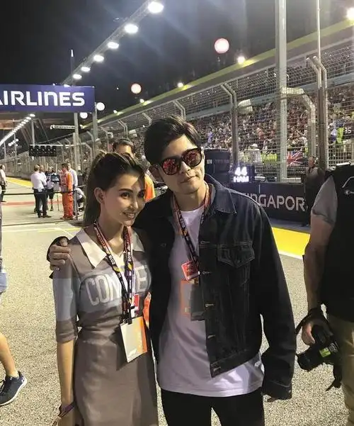 又秀恩爱!周杰伦陪妻看f1大赛 甜搂昆凌肩合照发狗粮