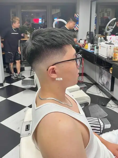 一款适合夏天的男生发型