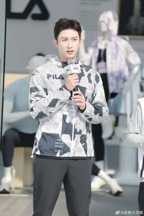 黄景瑜现身南京德基广场##黄景瑜蓝白运动风穿搭##黄景瑜南京