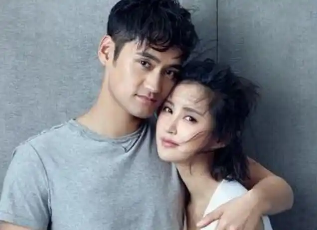 张歆艺晒一家三口游园照调侃老公袁弘长得像猩猩