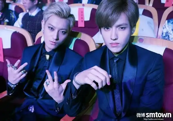 黄子韬被问吴亦凡是什么样人沉默16秒劝粉丝分手加拿大男