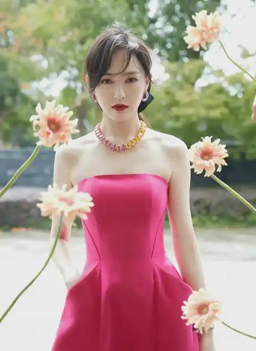 唐嫣:她身穿粉色大抹胸晚礼服,清新别致.