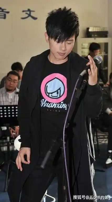 40岁老来俏张杰晒健身照撸铁成瘾下腰毫无压力理解谢娜了