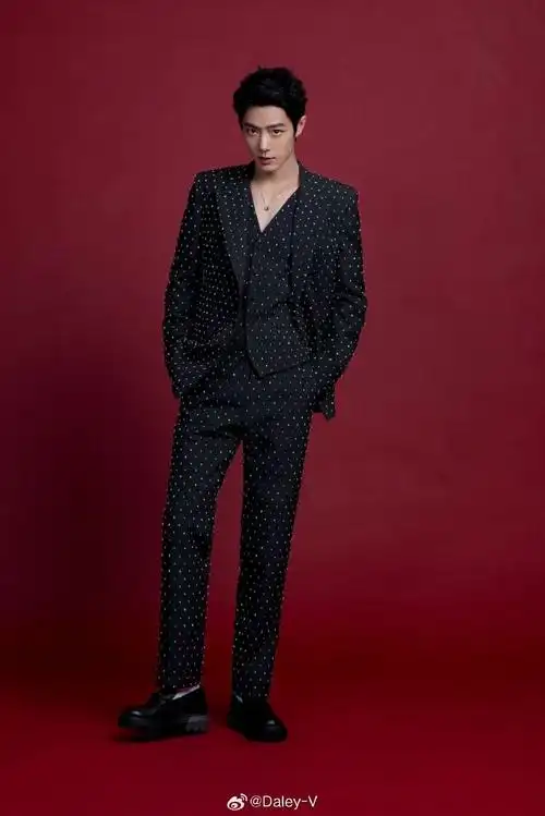 时尚新闻汇总:新年刚至肖战已经带来一个接一个的惊喜了,杂志方面有1