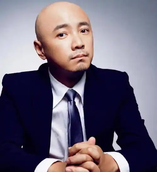 徐峥片场近照曝光,臃肿肥胖,又圆几圈,光光脑袋格外可爱又好笑_徐导