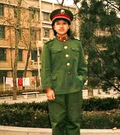 韩红自称是校花,本来以为她在开玩笑,看到她18岁时的照片我信了_身材