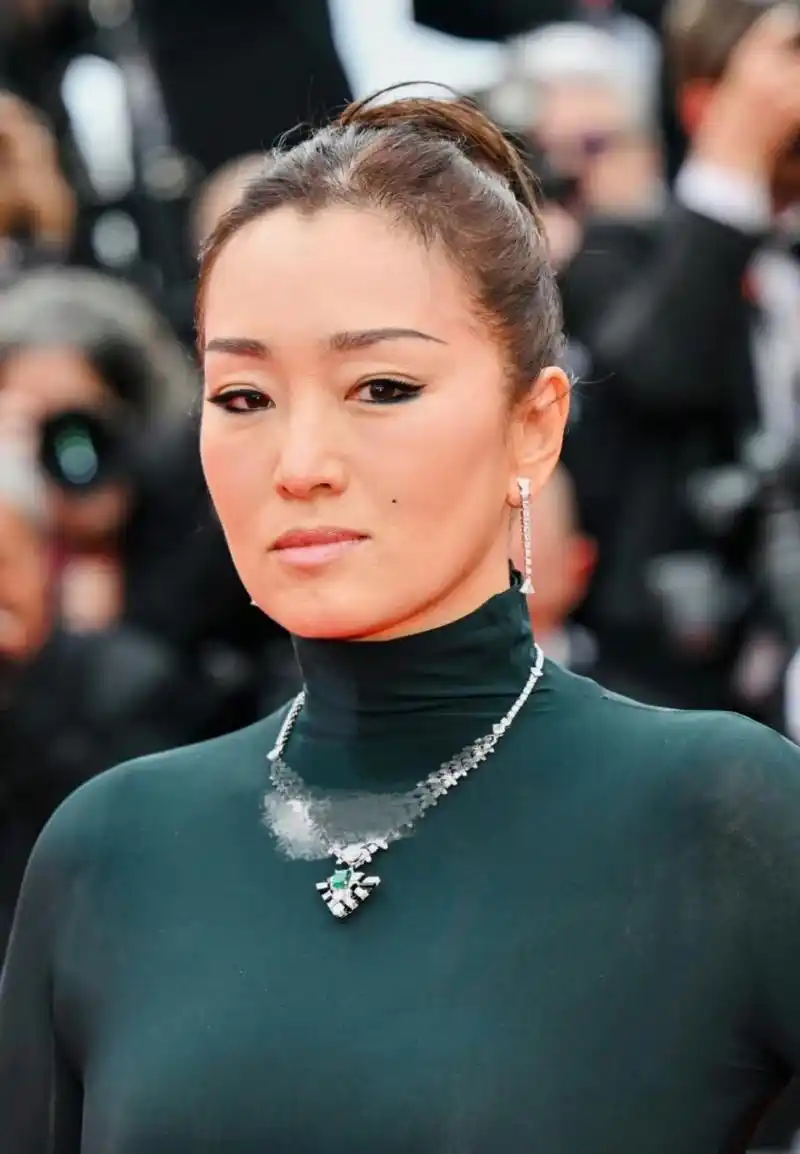 巩俐戛纳生图脸真牛,官方清场一分钟直播,她第一个亮相待遇绝了