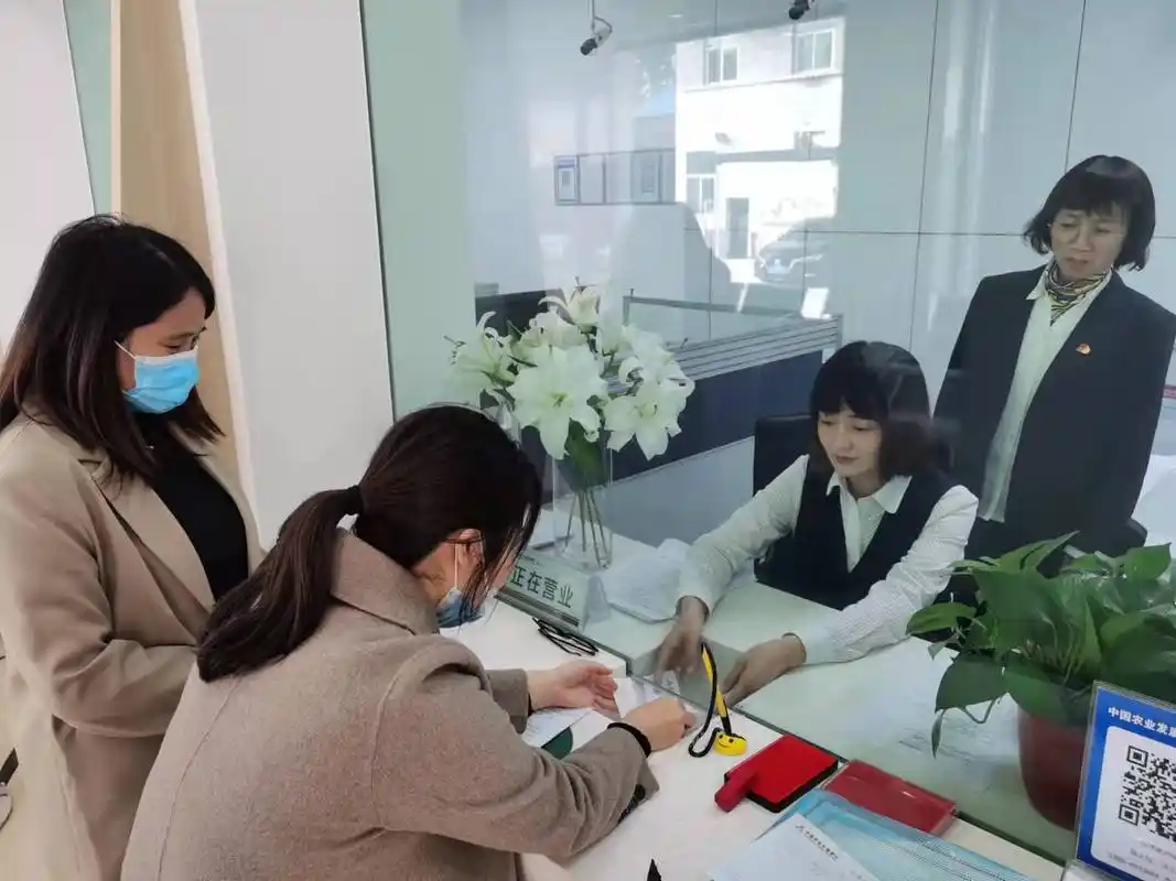 签约中,柜面人员向客户讲解手机银行操作流程及手机银行办理业务的