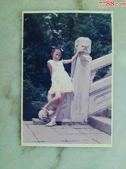 小女孩早期彩照