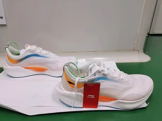 李宁 超轻19 42 跑鞋 ,原价599,现价409出售鞋子状况:全新微瑕,鞋带