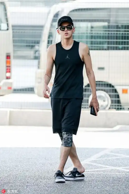 吴亦凡街头look跨栏背心显出线条感十足