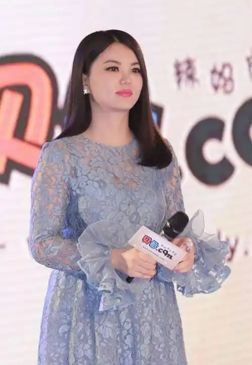 原创李湘的小脸还真是逐渐圆润了穿着一身时尚长裙还挺有女人味的