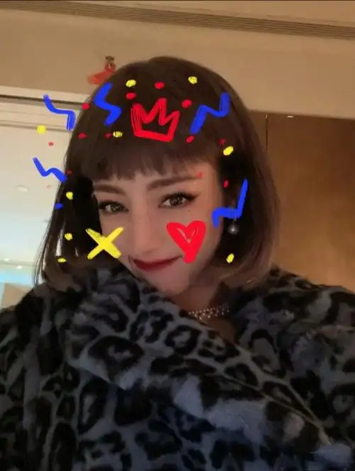 继微博之夜红毯秀之后,迪丽热巴现在又做了短发造型,上次的反响就很好