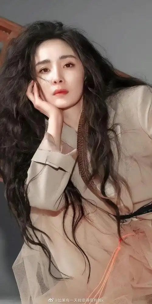 杨幂明星近照怼脸拍