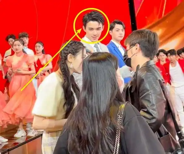 吴磊迪丽热巴眼神引热议,女方粉丝控评否认亲密,工业糖太难磕_cp_营销